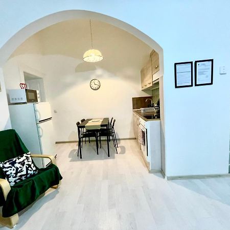 White Apartment Near The Famous New York Cafe Budapest Extérieur photo