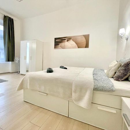 White Apartment Near The Famous New York Cafe Budapest Extérieur photo