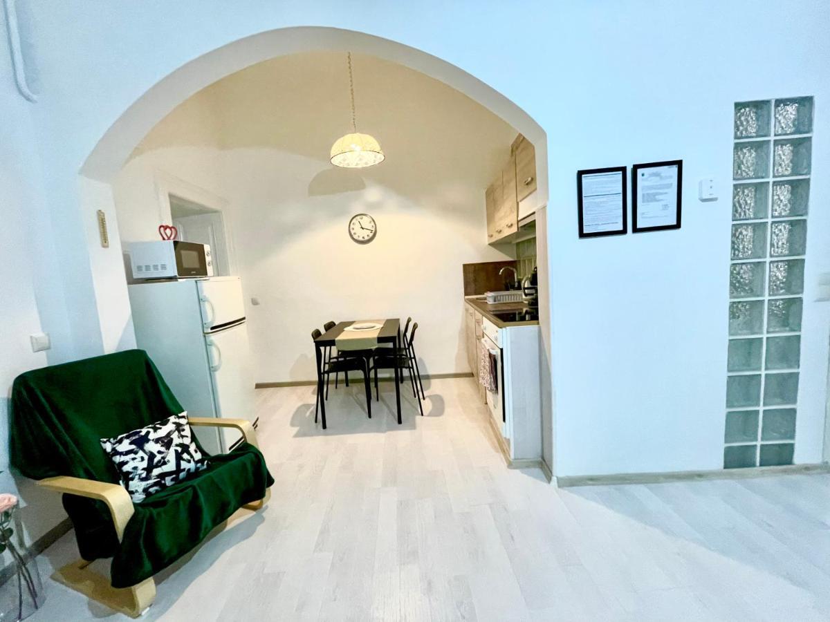 White Apartment Near The Famous New York Cafe Budapest Extérieur photo