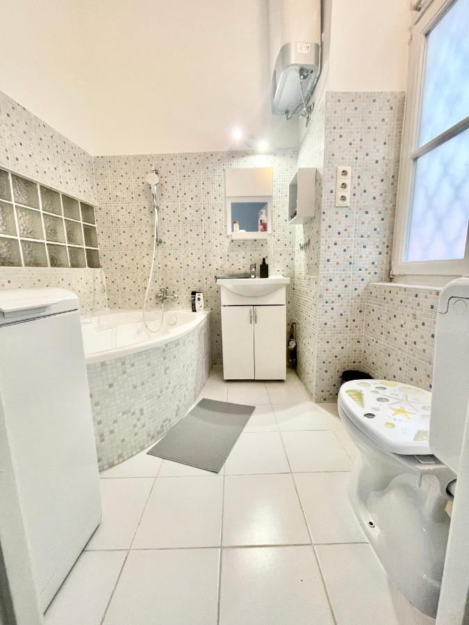 White Apartment Near The Famous New York Cafe Budapest Extérieur photo