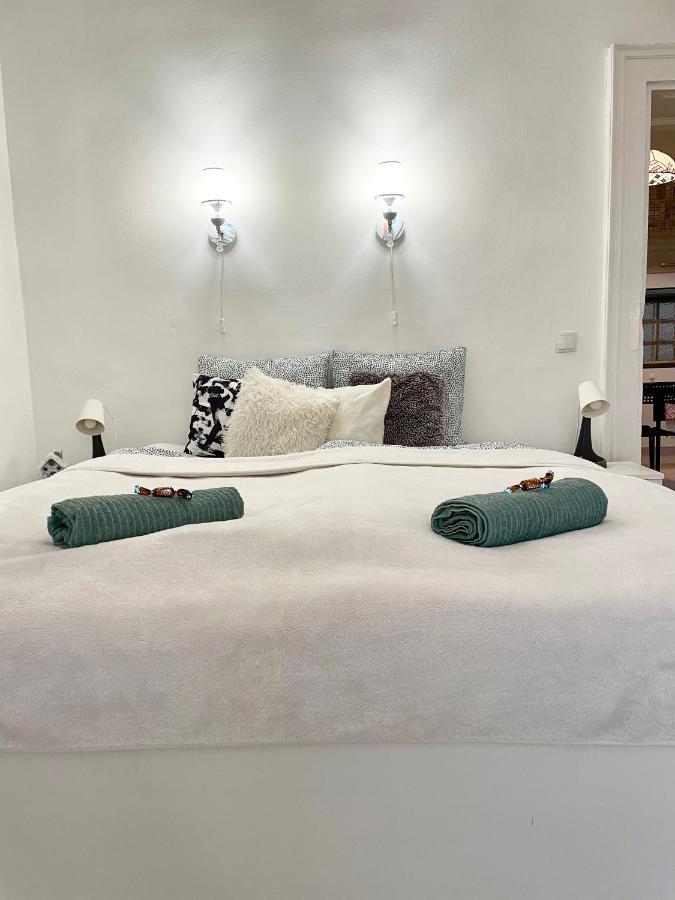 White Apartment Near The Famous New York Cafe Budapest Extérieur photo