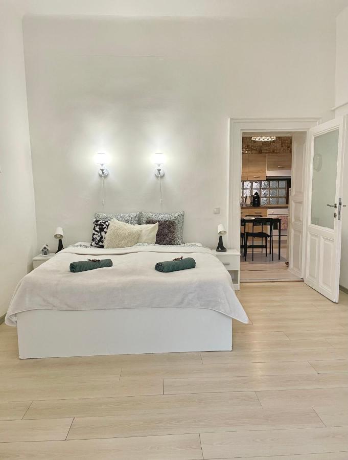 White Apartment Near The Famous New York Cafe Budapest Extérieur photo