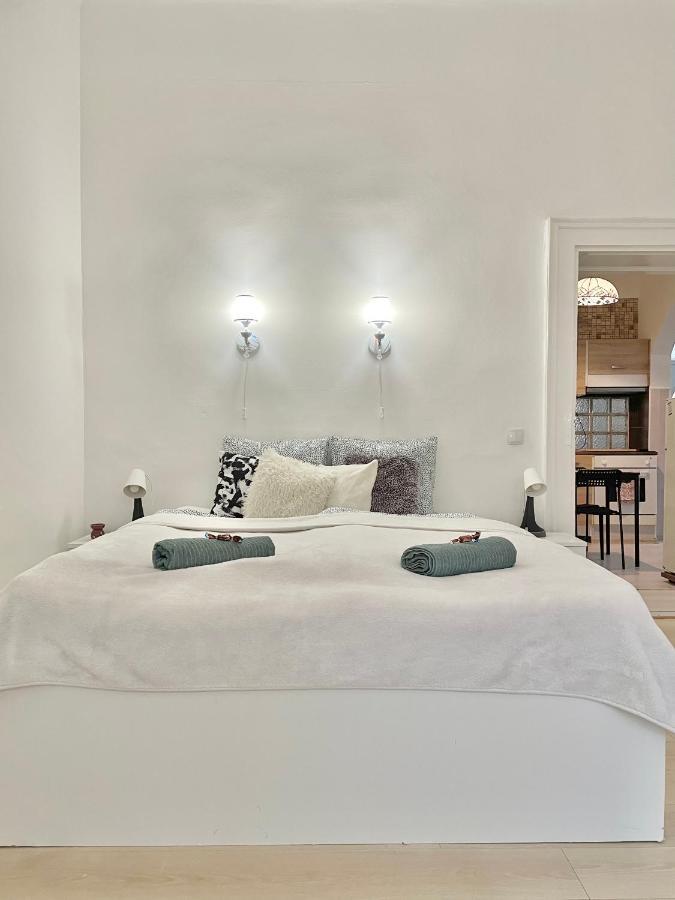 White Apartment Near The Famous New York Cafe Budapest Extérieur photo